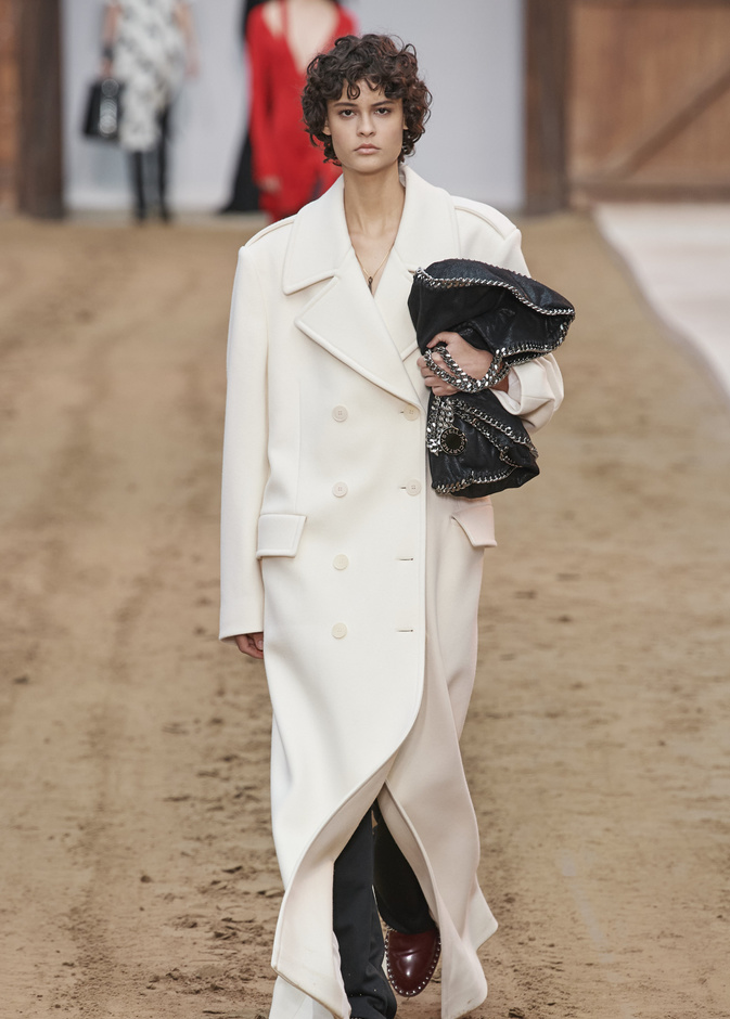 طريقة حملك لحقائب اليد تحدد مدى أناقتك ومواكبتك للموضة