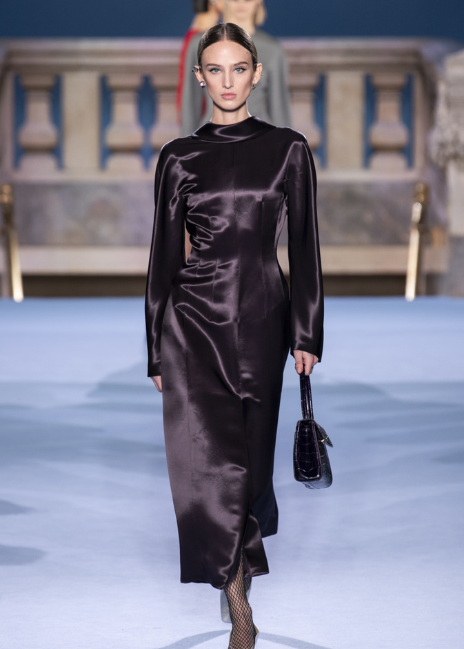 فساتين الساتان المحتشمة موضة تعيدك الى عصر الستينيات