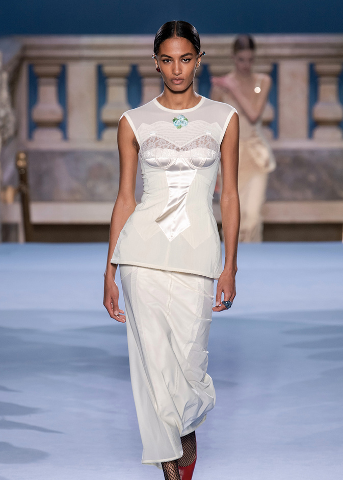 أبرز صيحات الموضة مباشرة من منصات خريف وشتاء 2023