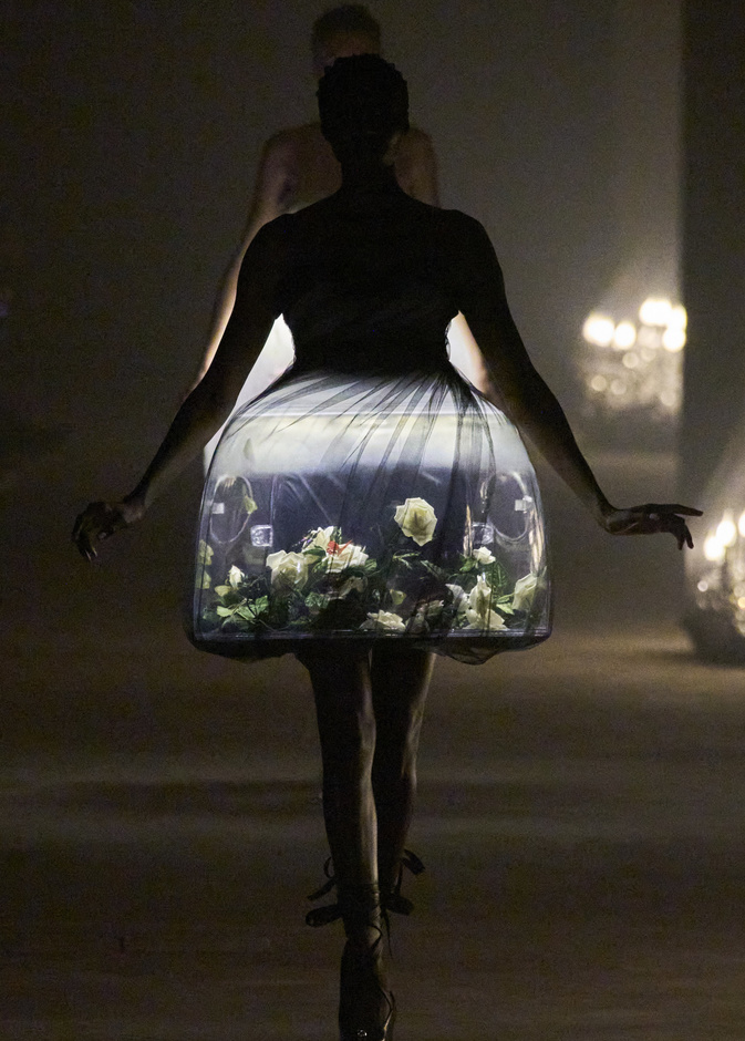 بعد الجدل الكبير... علامة أزياء تعتذر وتتعهّد بعدم استخدام الفراشات في تصاميمها