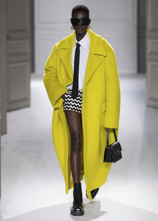 الأصفر متصدراً لهذا الموسم من Valentino