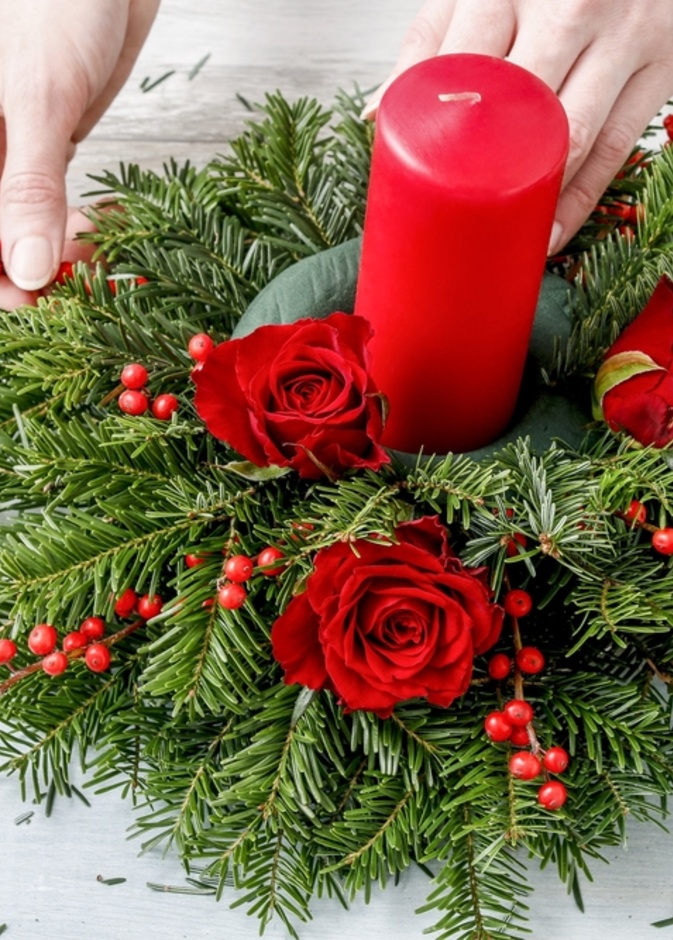 اختاري ورق الشجر الطبيعي كقطعة مركزية لطاولة عيد الميلاد