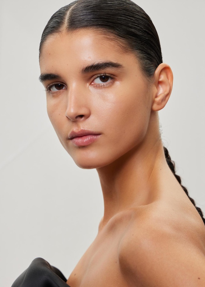 استعدي للعام الجديد مع بشرة متألقة بأسلوب طبيعي