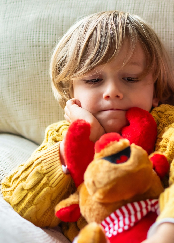 الطفل الذي يريد كل شيء طفلًا طبيعيا ويجب التعامل معه بحكمة وذكاء عاطفي