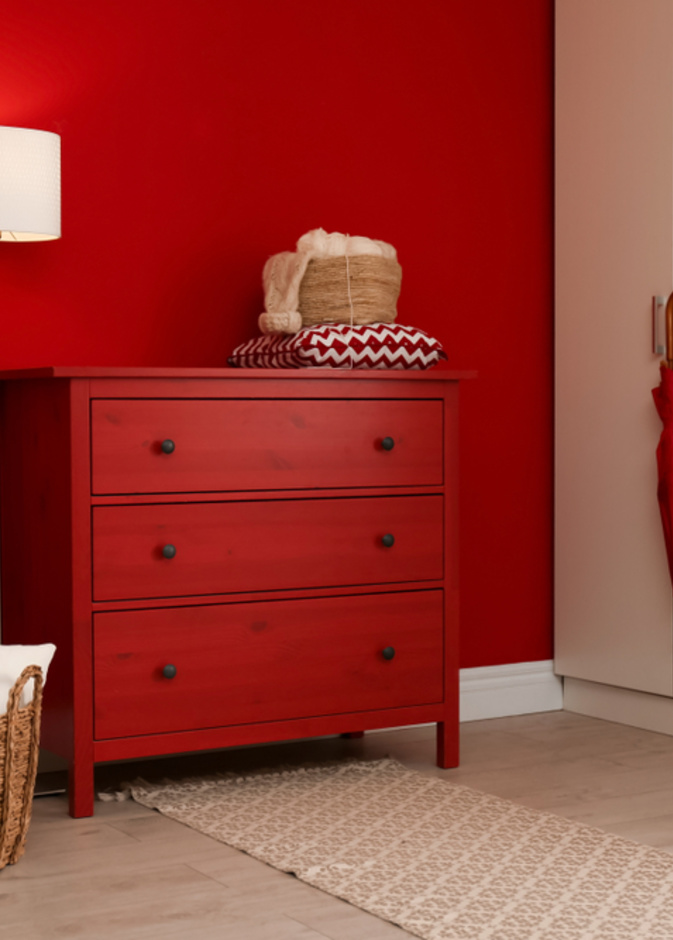 اللون الأحمر الناري يخلق مظهرًا نابضًا بالحياة