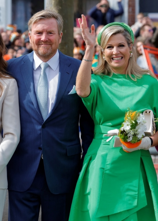 الملك ويليم ألكسندرKing Willem-Alexander والملكة ماكسيما Queen Maximaلا يتباعدان اجتماعيًا خلال فيروس كورونا