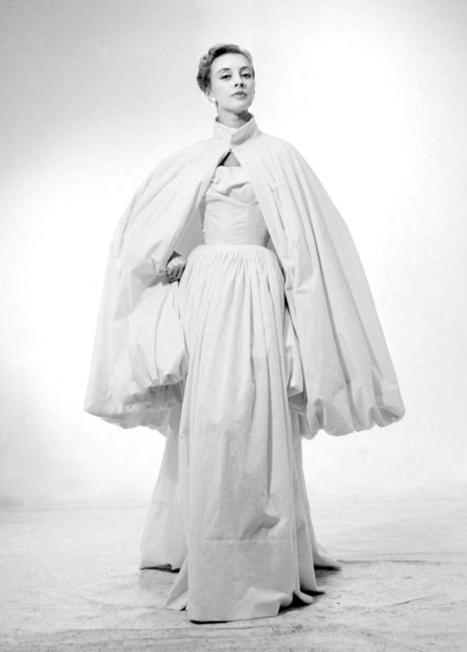 تصميم كاب مع فستان طويل من ديور عام 1954