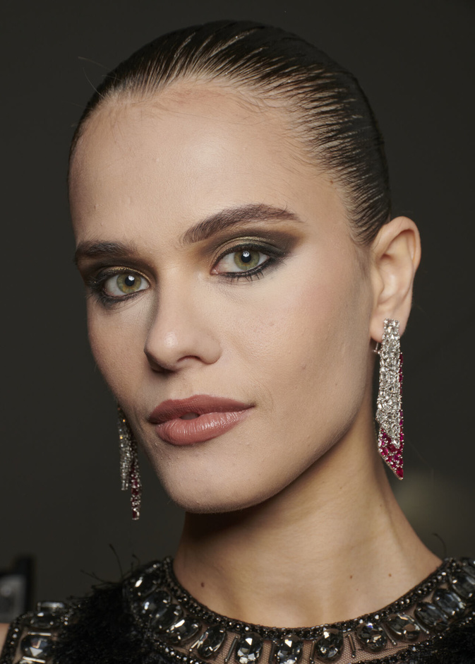 مكياج السبعينيات يعود بقوة لموسم شتاء 2023