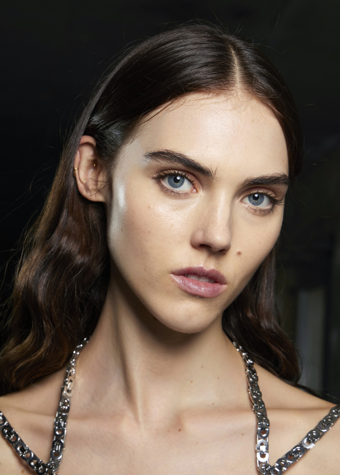 استشاري جراحة التجميل الدكتور ماهر الأحدب يكشف لـ " هي " أفضل التقنيات غير الجراحية لتجميل الوجه