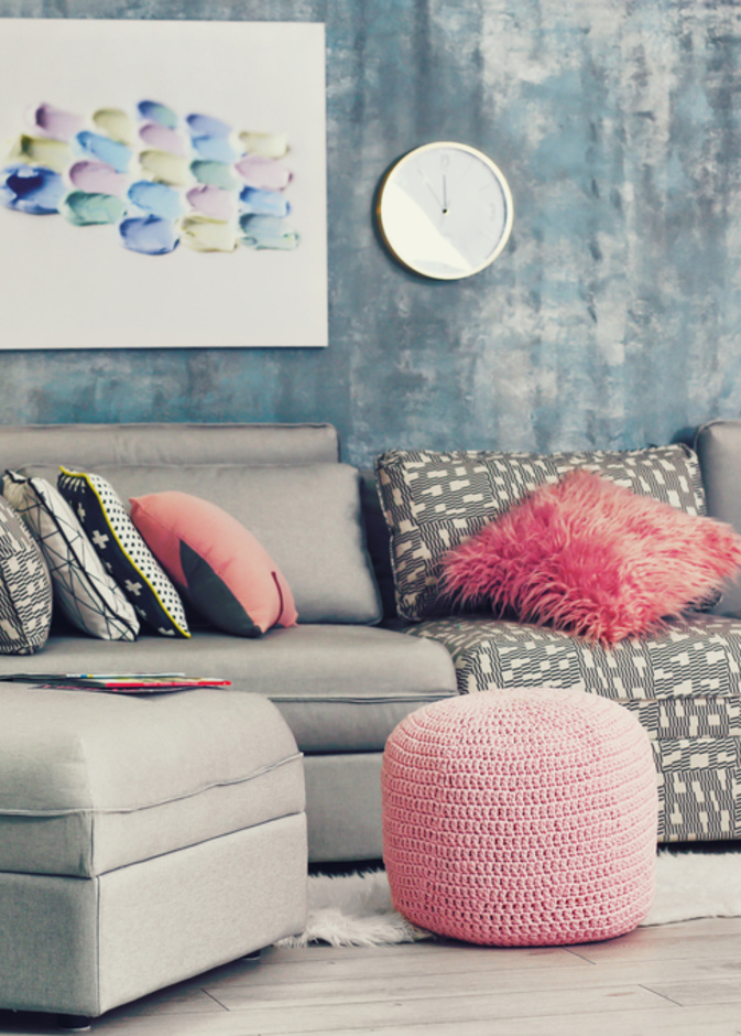 هل تحتاج غرفة المعيشة دائمًا إلى أريكة؟.. الخبراء يجيبون