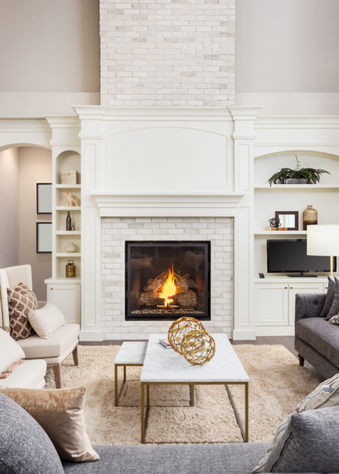 ينصح بتجميع الأثاث حول المدفأة في غرف المعيشة الصغيرة الحجم