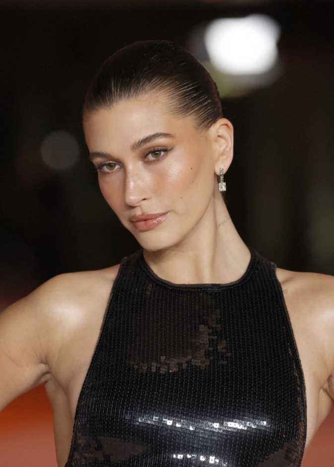 إطلالة Hailey Bieber بالمكياج النيود اللماع
