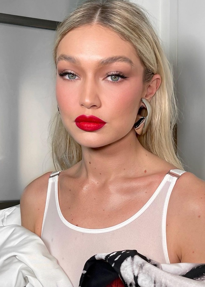  إطلالات جيجي حديد عام 2023 رسمت صيحات جديدة للجمال هذا العام