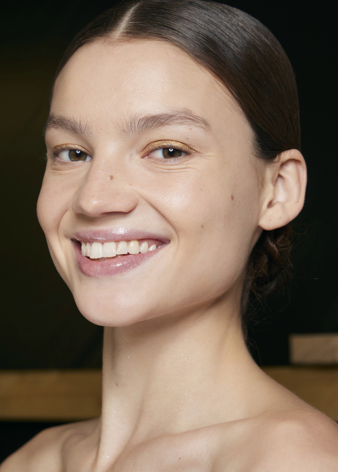 تجميل اللثة لابتسامة مشرقة مع نهاية عام 2023