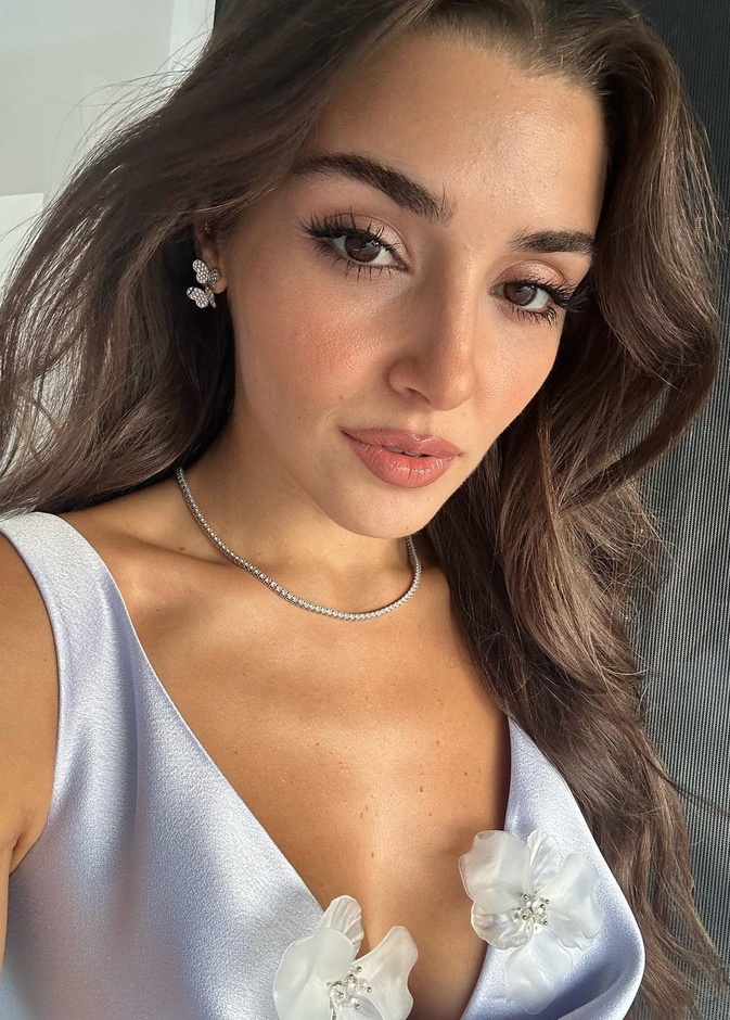 تعمل أرتشيل على إضافة الهايليتر ليبرز ملامحها الطبيعية