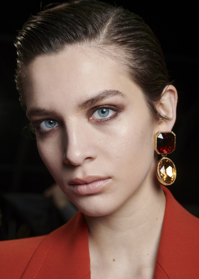 رسمات المكياج الذهبي الداكن والبني  من دار Luisa Spagnoli