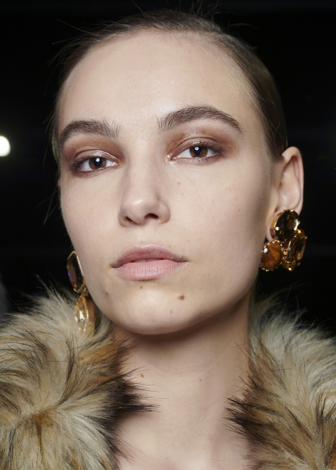 كيفية تجديد شباب الحاجب والجبهة مع نهاية العام الحالي