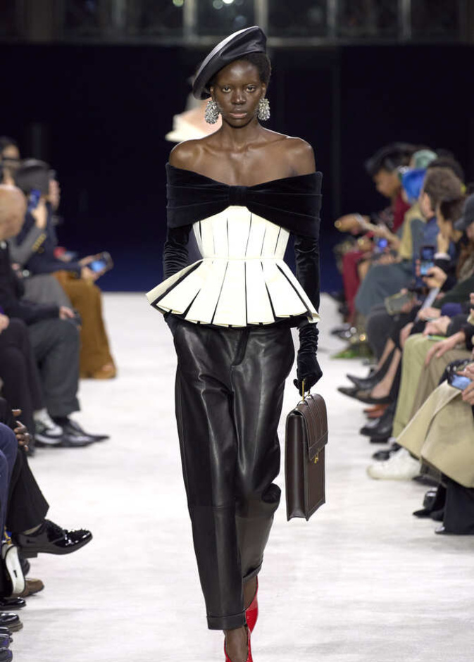 إطلالة من Balmain لخريف وشتاء 2024