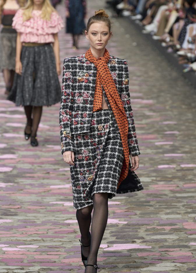 السكارف كعنصر فاخر في الإكسسوارات..مزج الرفاهية بالأناقة