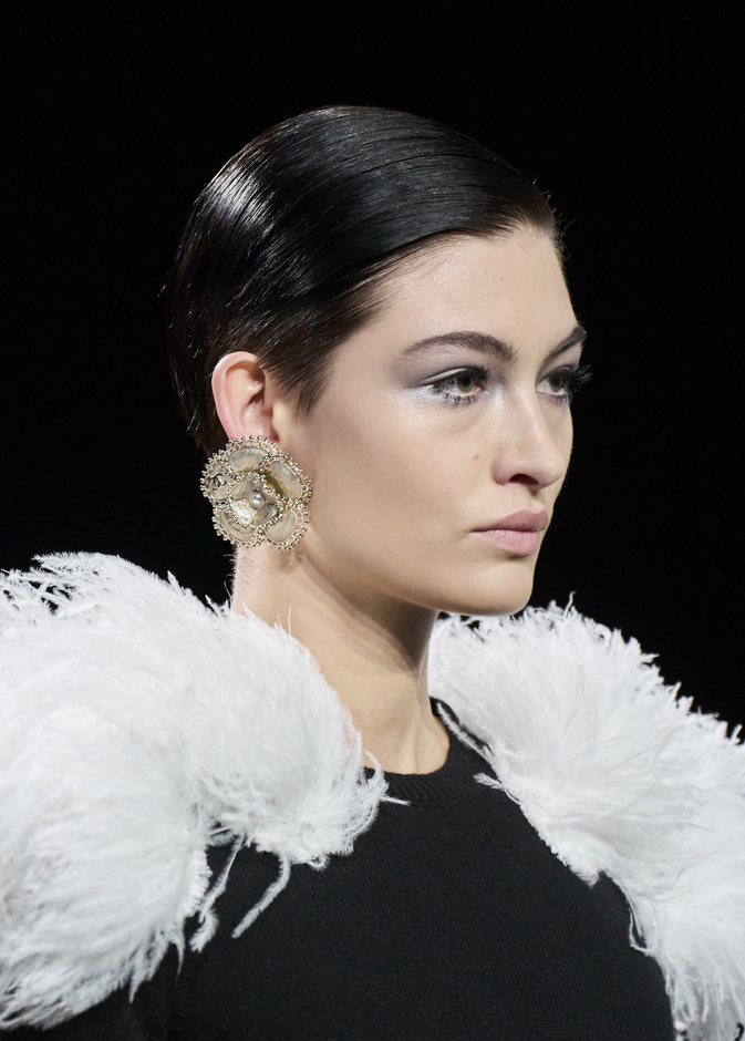     بريق الأقراط يسيطر على منصات عروض شتاء 2024