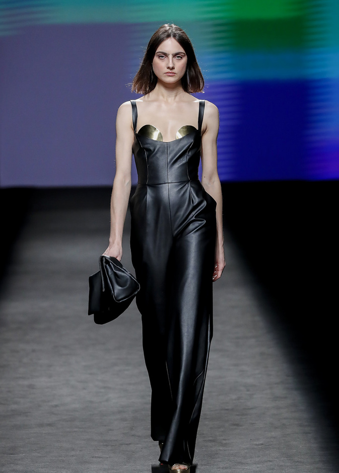 صيحة الجمبسوت الجلدي الأكثر شياكة في مناسبات نهاية العام