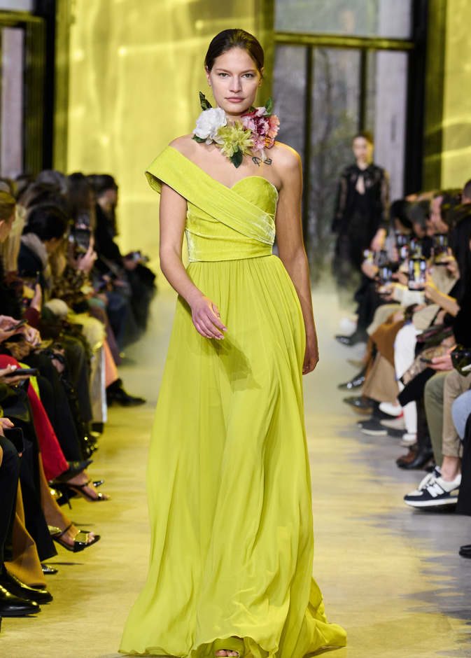 فساتين متألقة بقصة الكتف الواحد من إختيارك في الشتاء