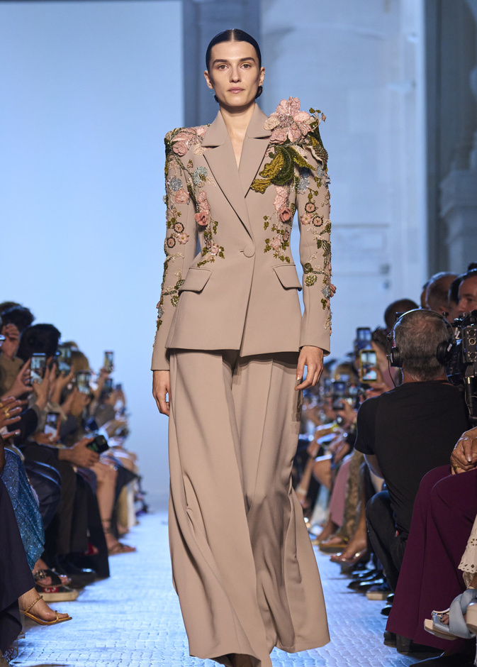 البدلات الرسمية الراقية عنوان أناقتك المميزة في مناسبات نهاية العام.. أي بدلة ستختارين  