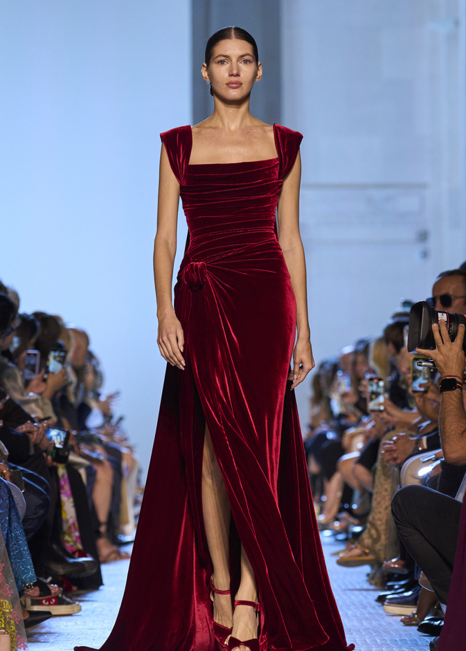 الفساتين الحمراء المخملية في إطلالات مناسبات نهاية العام