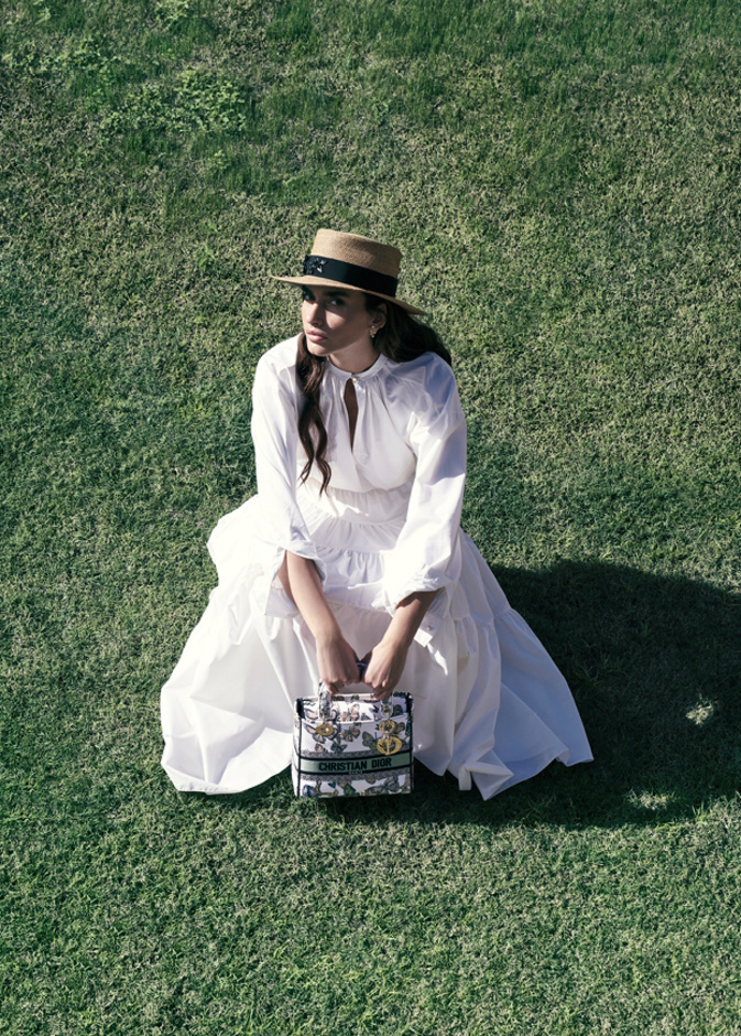 قميص وتنورة بيضاء  قبعة وأقراط وحقيبة "ليدي دي لايت" LADY D-LITE  جميعها من دار "ديور" DIOR