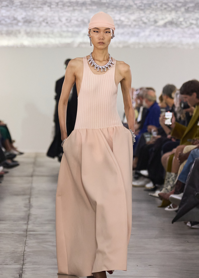 لون "بانتون" للعام 2024... اكتشفي معانيه وحضّري خزانتك لاحتضانه