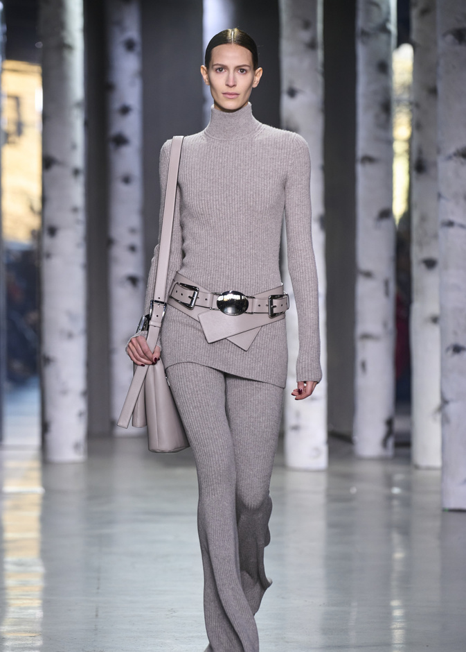 ماسر انجذاب النساء إلى تصاميم الياقة العالية؟