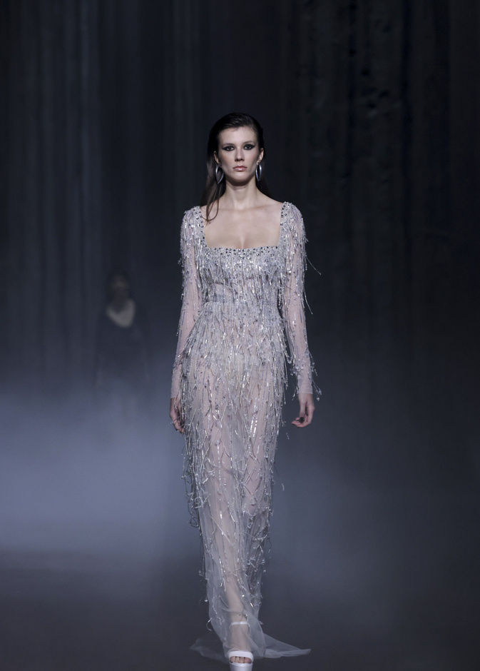 أضيئي سهراتك وحفلاتك بإطلالة باللون الفضي البراق