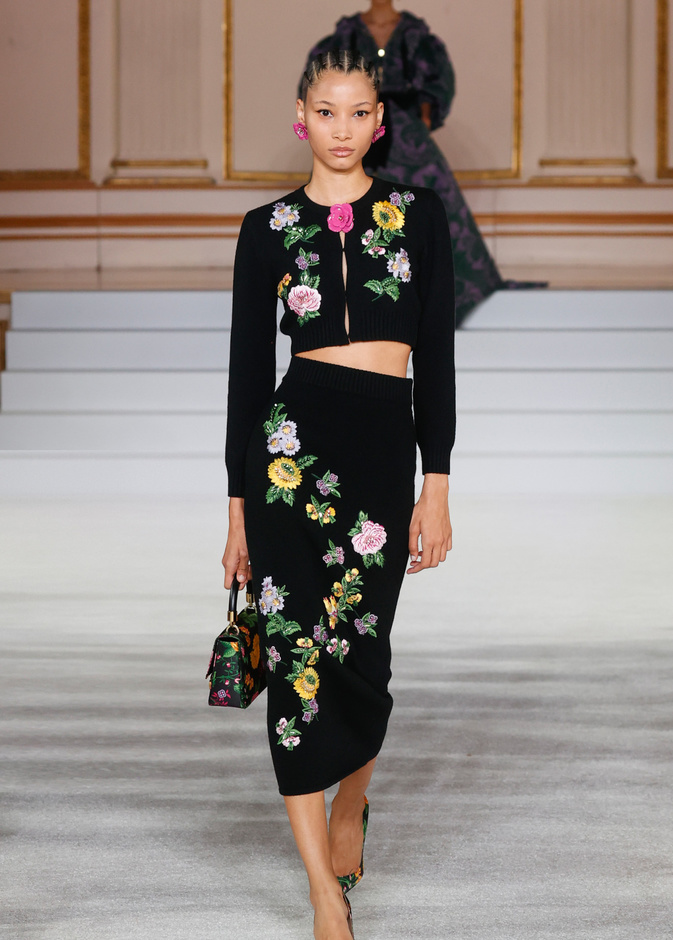 الملابس المطبعة بالورود مستمرة معنا حتى في خريف وشتاء 2023.. فهل تكون خيارك القادم؟