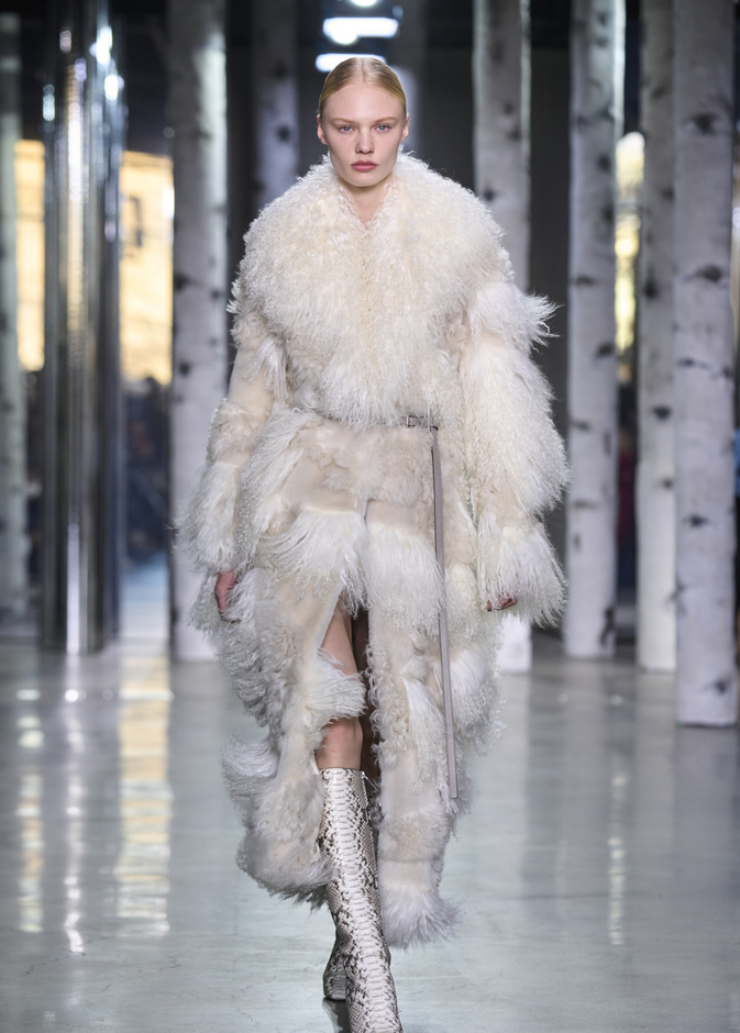 من قال أن جاكيت الفرو فقط للمناسبات المسائية؟ هذه التنسيقات ستبرهن عكس ذلك!