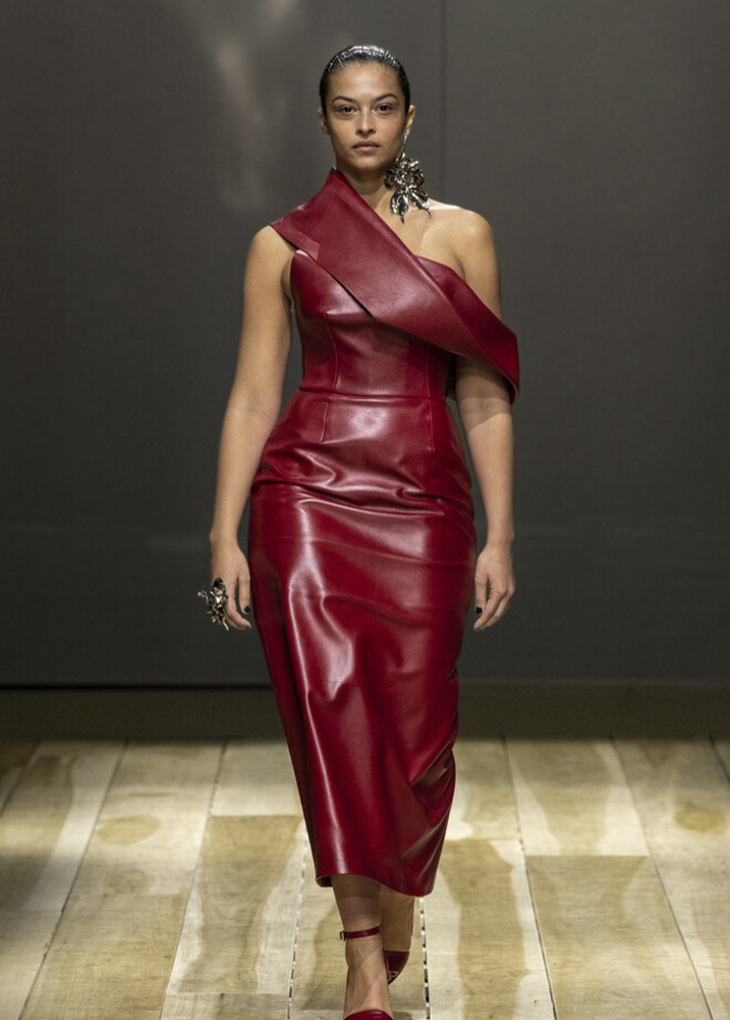 إطلالة من Alexander McQueen