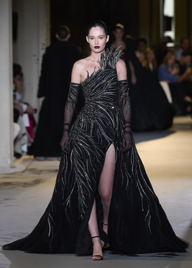 فساتين السهرة السوداء والبراقة عنوان للأناقة في سهرات نهاية العام