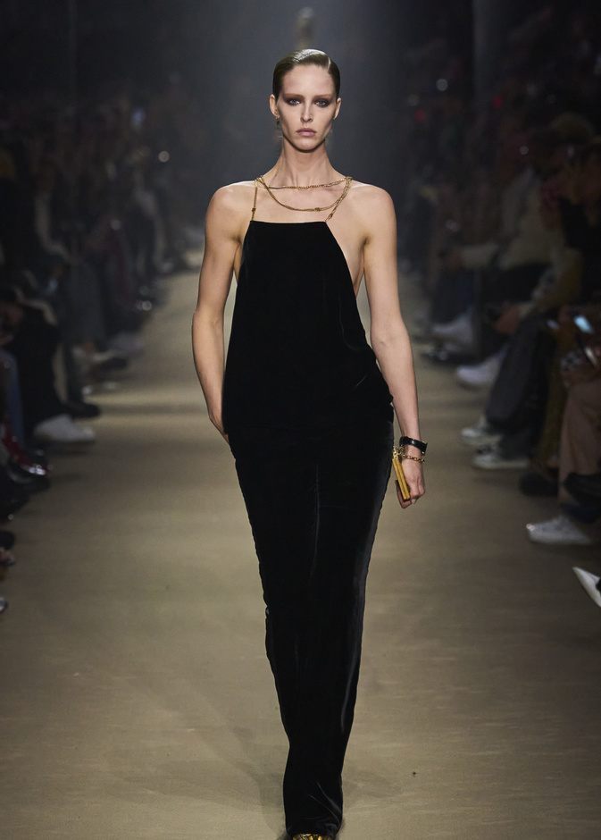 صيحة الجمبسوت الأسود أناقة لا مثيل لها في مناسبات نهاية العام