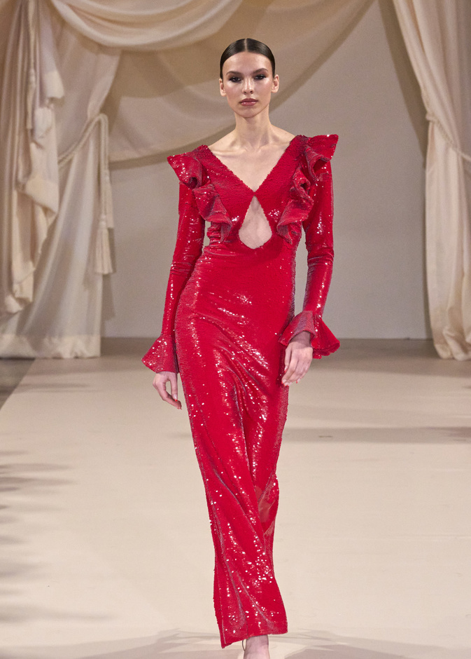 موضة الفساتين الراقية باللون الأحمر لمناسبات نهاية العام