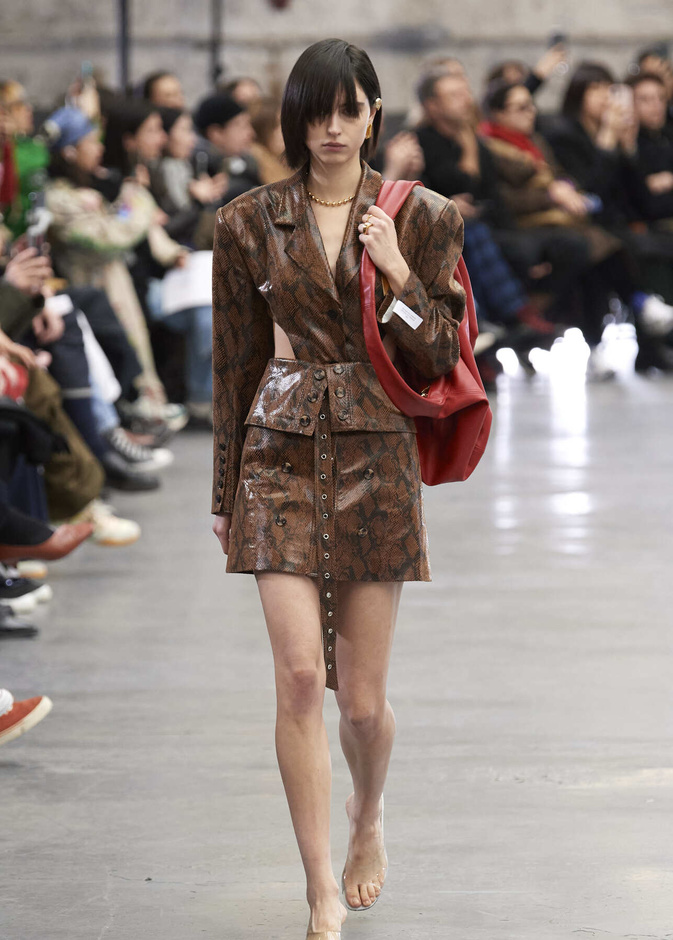 موضة التنانير القصيرة والمنقوشة في مناسبات نهاية العام