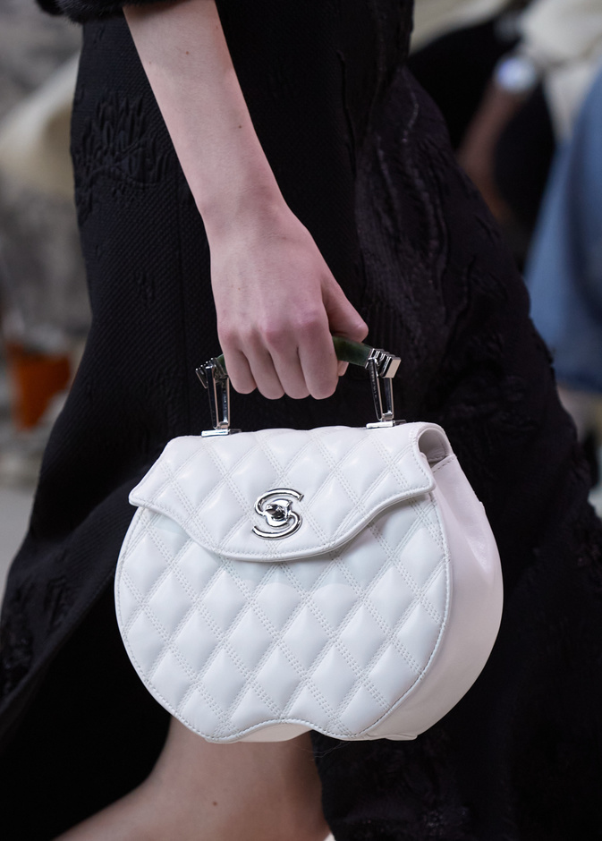 موضة الحقائب البيضاء إختيارك في سهرات نهاية العام 2023