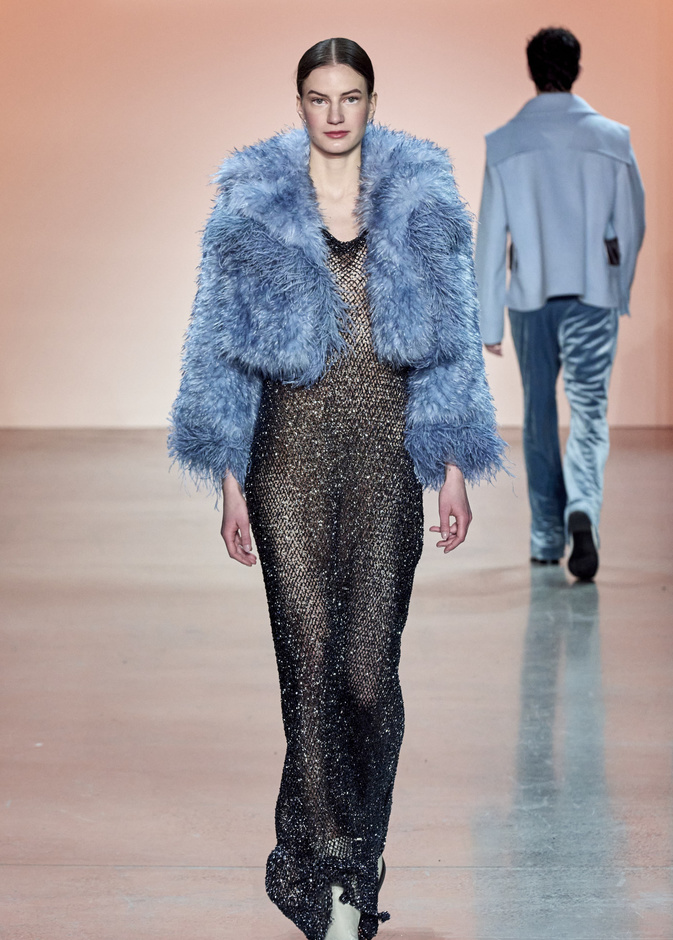 جاكيتات الفرو المكشوفة تمنحك الدفء في إطلالات الشتاء