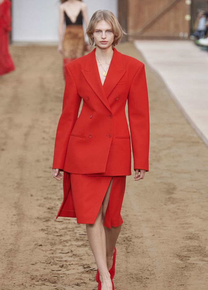 موضة الجاكيتات الحمراء سرقت الأضواء في إطلالات الشتاء