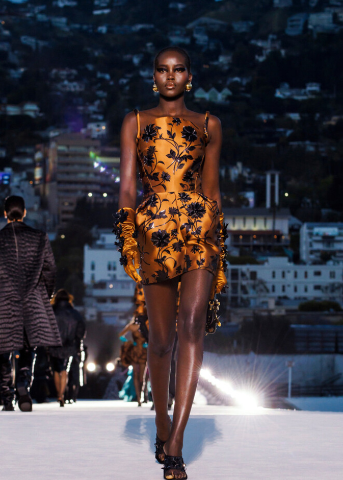 إطلالة من Versace