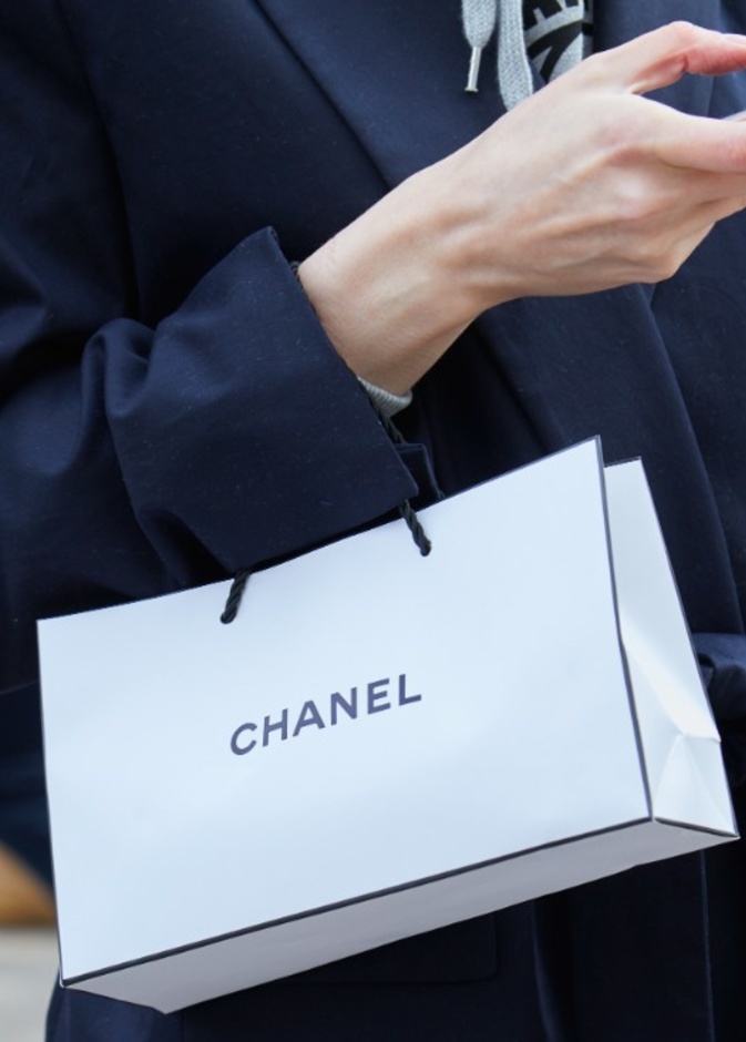 كيف أصبحت حقائب العلامات الورقية من إكسسوارات دور الأزياء في حد ذاتها