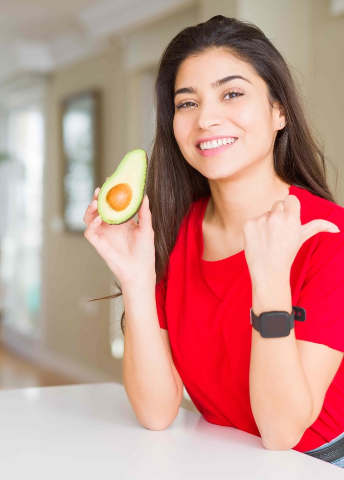 أسباب كثرة الغازات عند النساء عديدة ويعد الأفوكادو أحد الأطعمة التي تساهم في التخلص منها