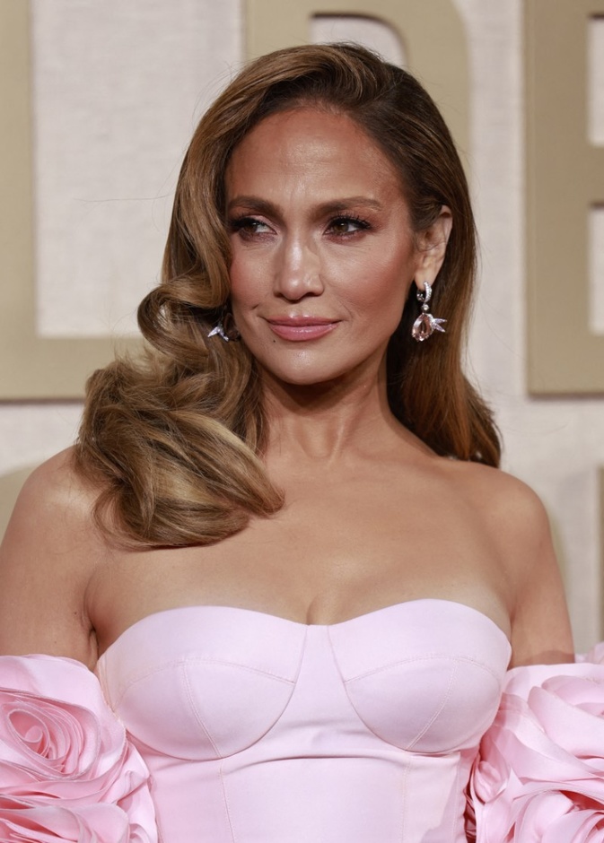 صيحات ناعمة وبساطة في إطلالات النجمات العالميات في حفلGolden Globes .. إستوحي منها الأجمل
