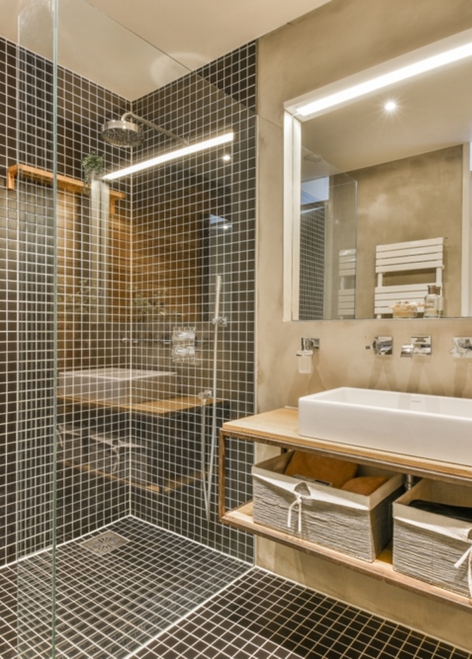 اختاري اللوحات أو الستائر الزجاجية للدش في حمامك الصغير