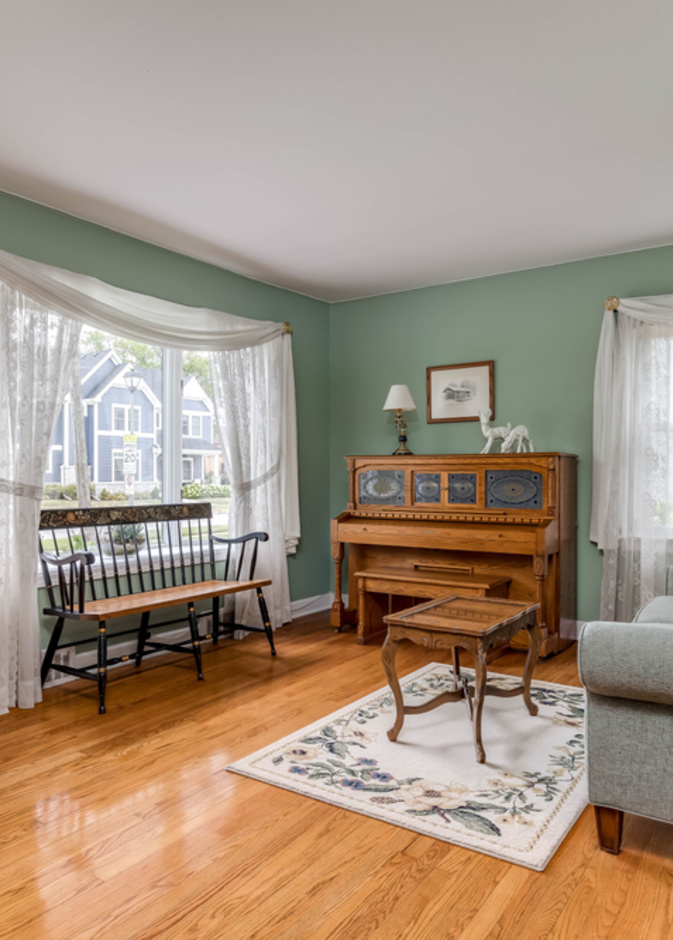 اختيار الأثاث العتيق في المنزل يخلق طبقات من التاريخ والسحر في كل غرف المنزل