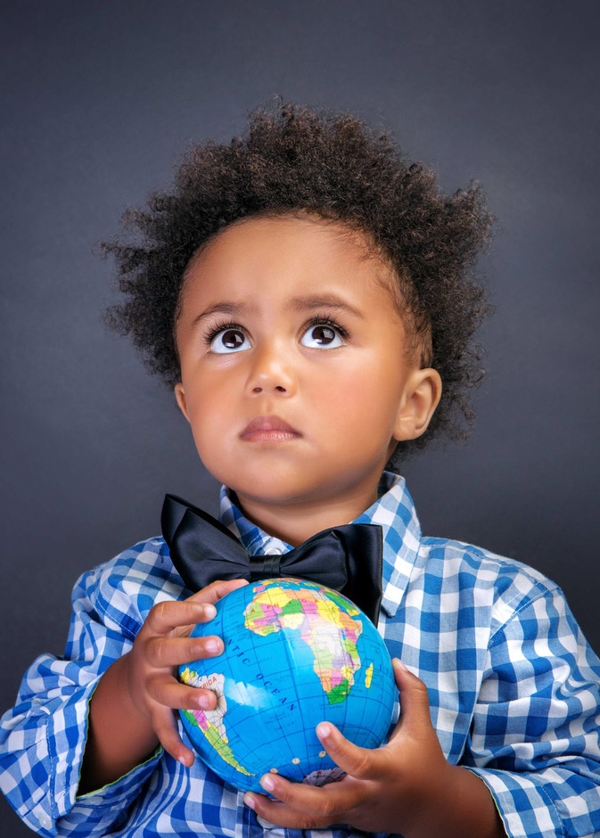 الخيال الواسع وتعدد الأفكار من العلامات التي تدل على أن الطفل شديد الذكاء