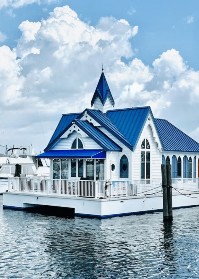 كنيسة سابقة عائمة تتحول إلى منزل فاخر متحرك معروضة للبيع مقابل 699 ألف دولار